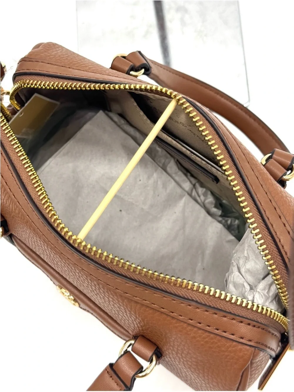 Michael Kors Small Travel Duffle Xbody Bag & Matching TZ Coinpouch Luggage - Picture 5 of 10